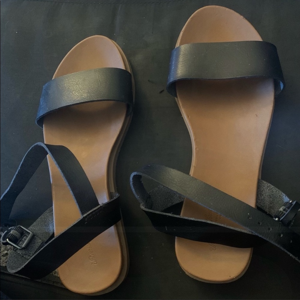 Universal thread sandals